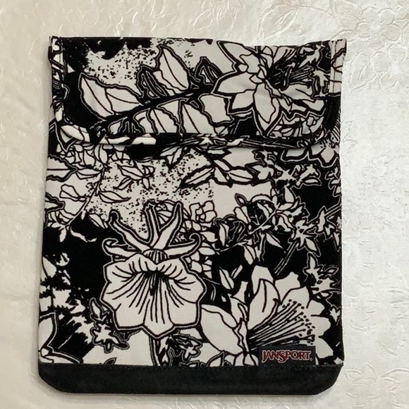 Jansport DIGITAL SLEEVE 2.0- Wht/Blk Crayon Flower - Picture 2 of 6
